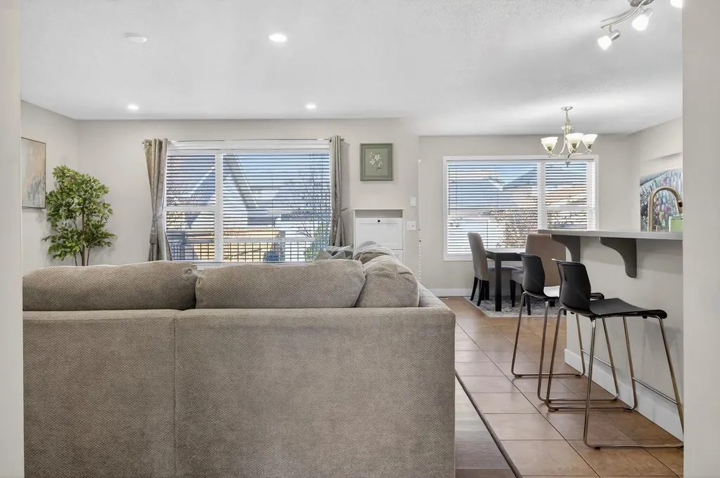28 Elgin View SE Calgary AB T2Z 4Z6