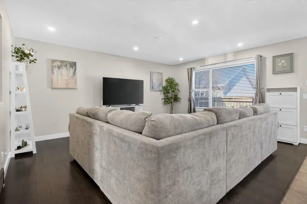 28 Elgin View SE Calgary AB T2Z 4Z6