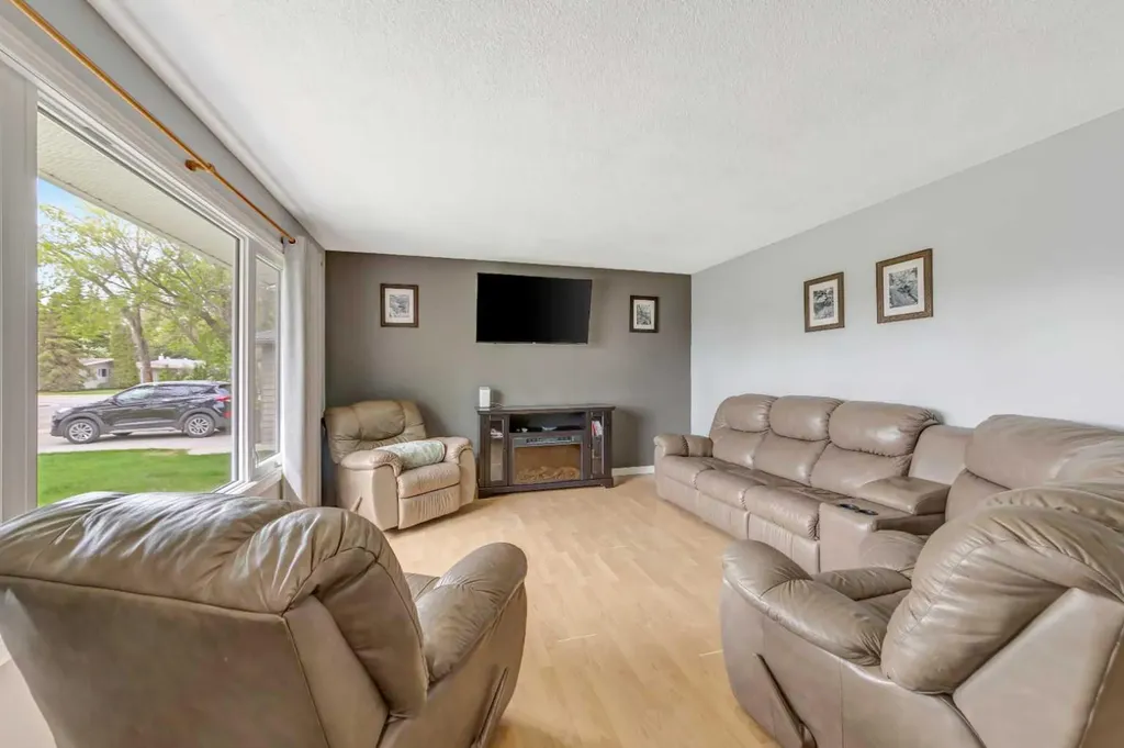 5216 46 Street Lloydminster AB T9V 0C8