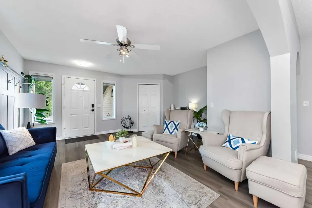 44 Tuscarora Place NW Calgary AB T3L 2G1