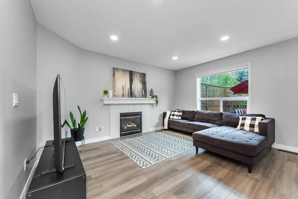 44 Tuscarora Place NW Calgary AB T3L 2G1