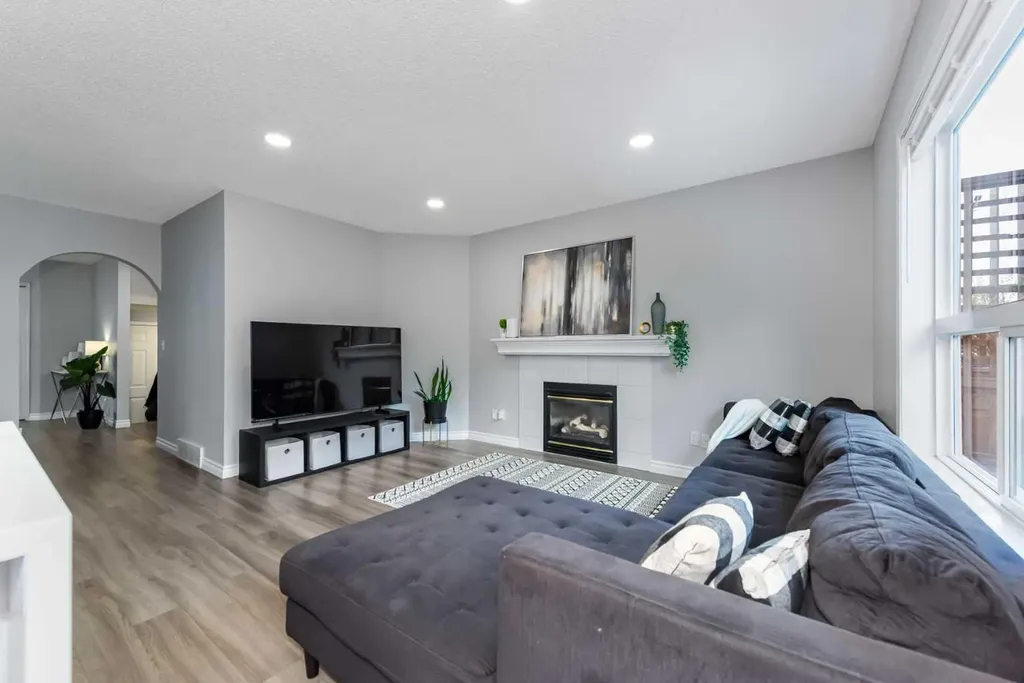 44 Tuscarora Place NW Calgary AB T3L 2G1