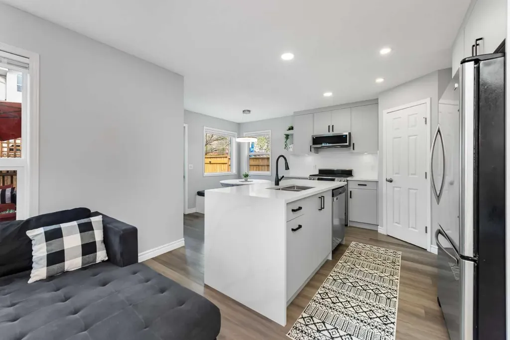 44 Tuscarora Place NW Calgary AB T3L 2G1