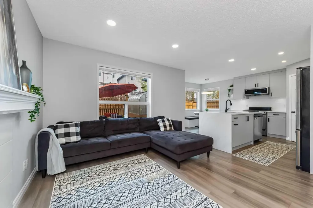 44 Tuscarora Place NW Calgary AB T3L 2G1