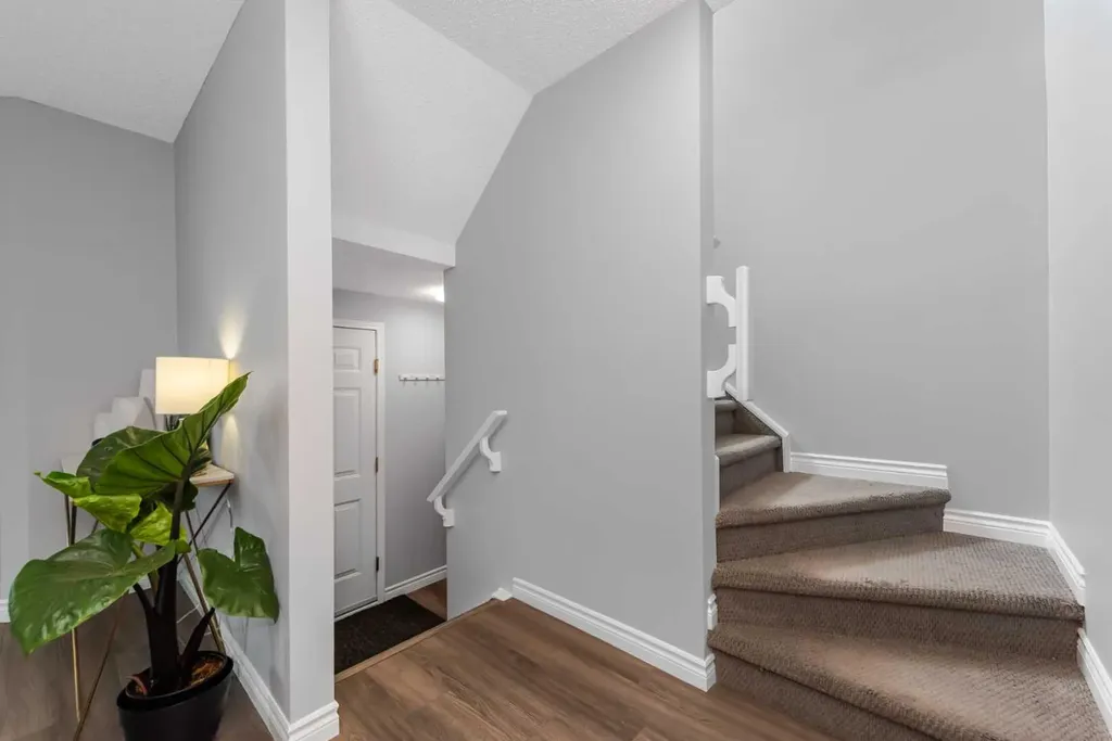 44 Tuscarora Place NW Calgary AB T3L 2G1
