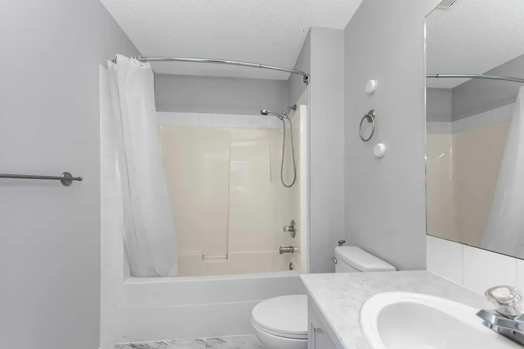 44 Tuscarora Place NW Calgary AB T3L 2G1