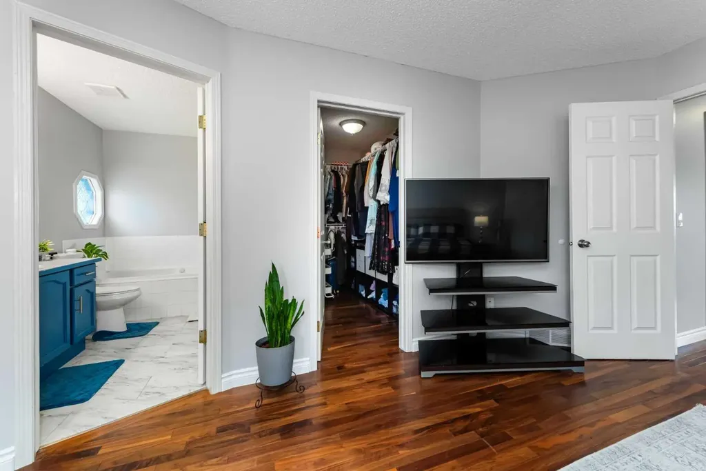 44 Tuscarora Place NW Calgary AB T3L 2G1