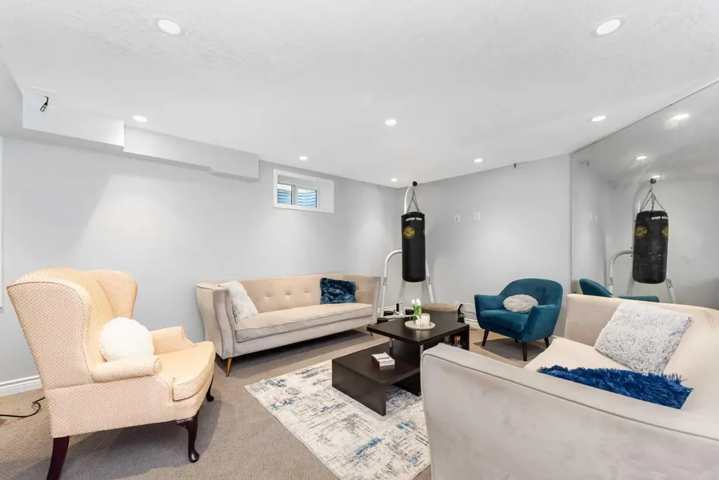 44 Tuscarora Place NW Calgary AB T3L 2G1