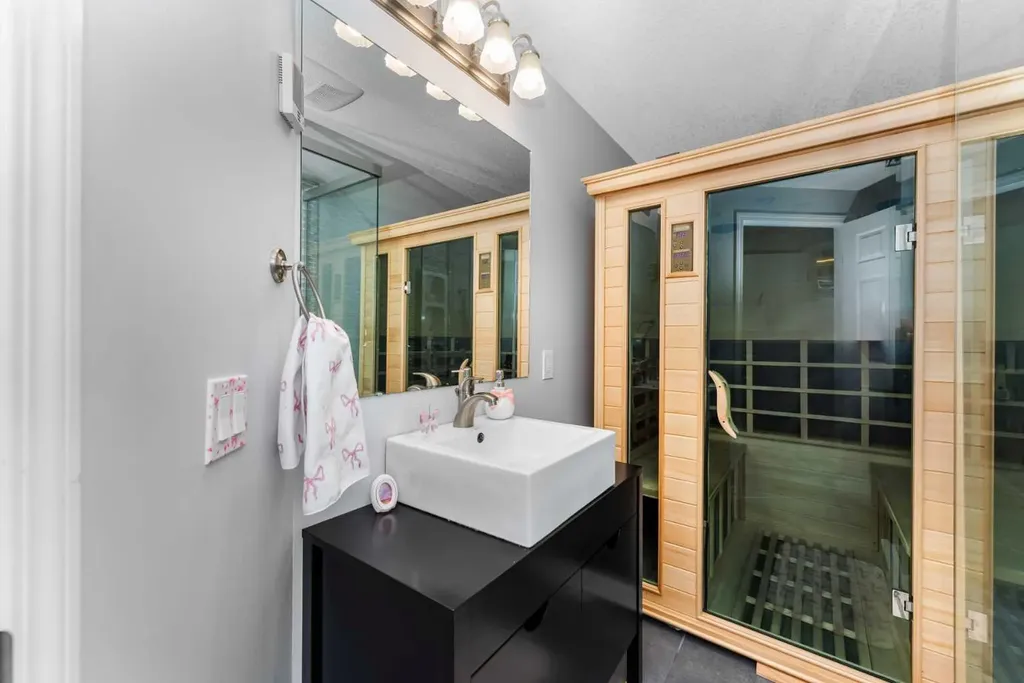 44 Tuscarora Place NW Calgary AB T3L 2G1