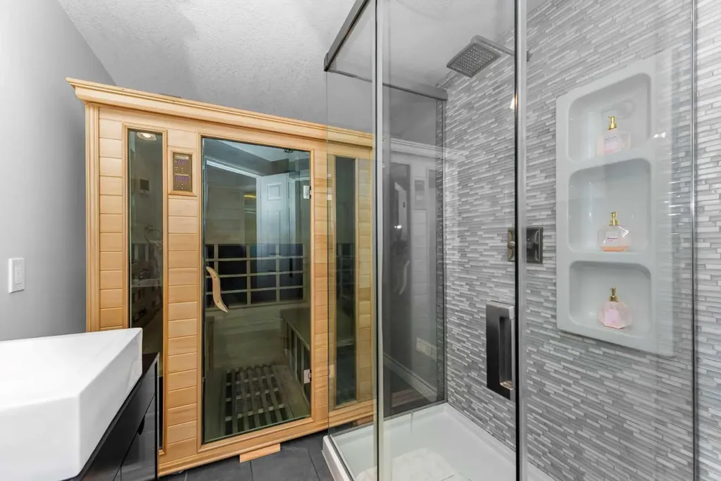 44 Tuscarora Place NW Calgary AB T3L 2G1