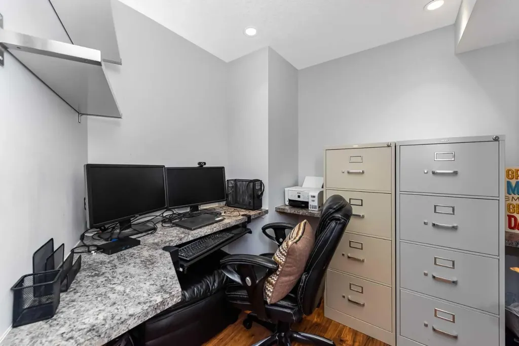 44 Tuscarora Place NW Calgary AB T3L 2G1