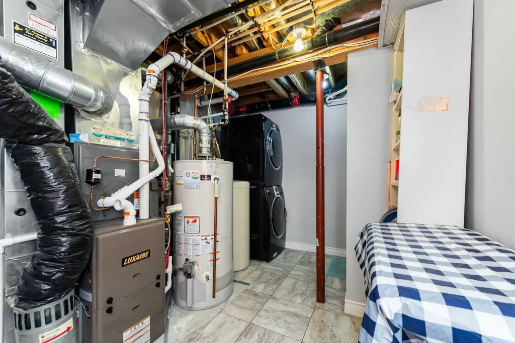 44 Tuscarora Place NW Calgary AB T3L 2G1