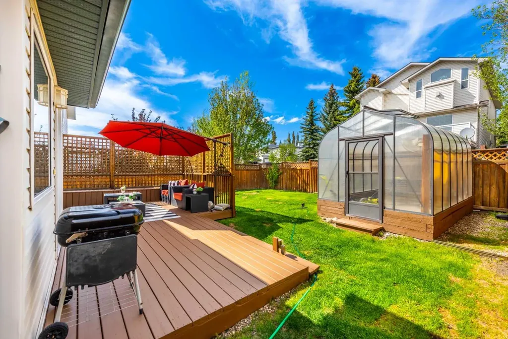 44 Tuscarora Place NW Calgary AB T3L 2G1
