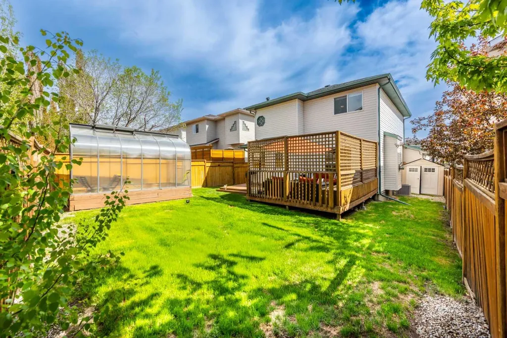 44 Tuscarora Place NW Calgary AB T3L 2G1