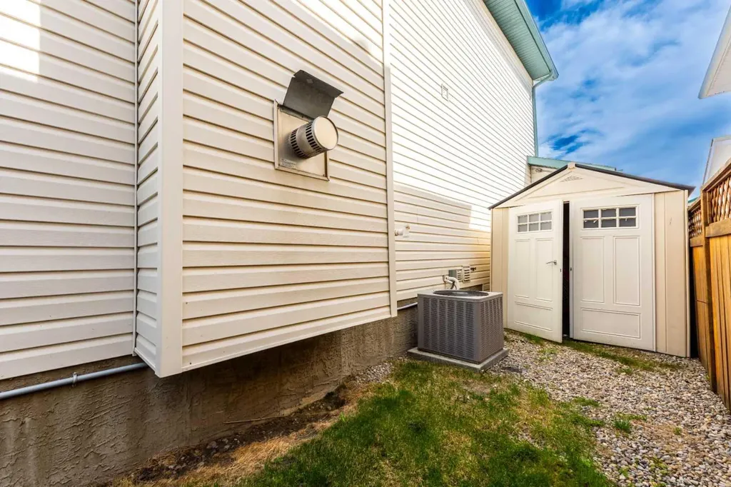44 Tuscarora Place NW Calgary AB T3L 2G1