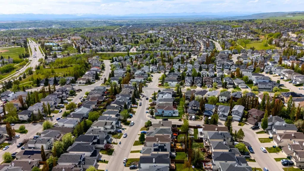 44 Tuscarora Place NW Calgary AB T3L 2G1