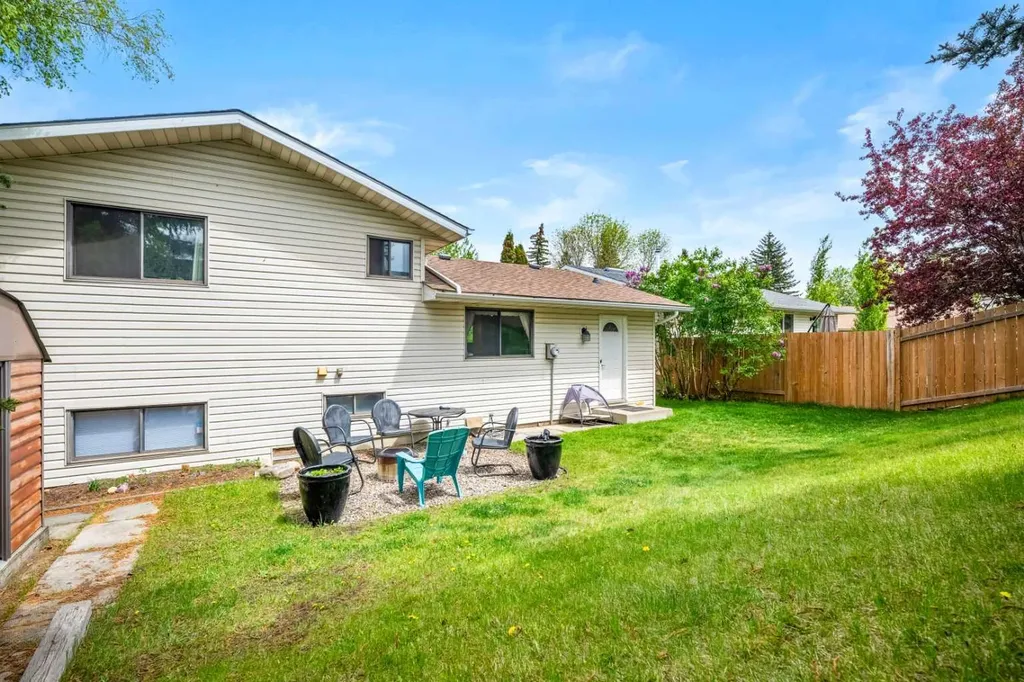 224 Ranchview Place NW Calgary AB T3G 1R7