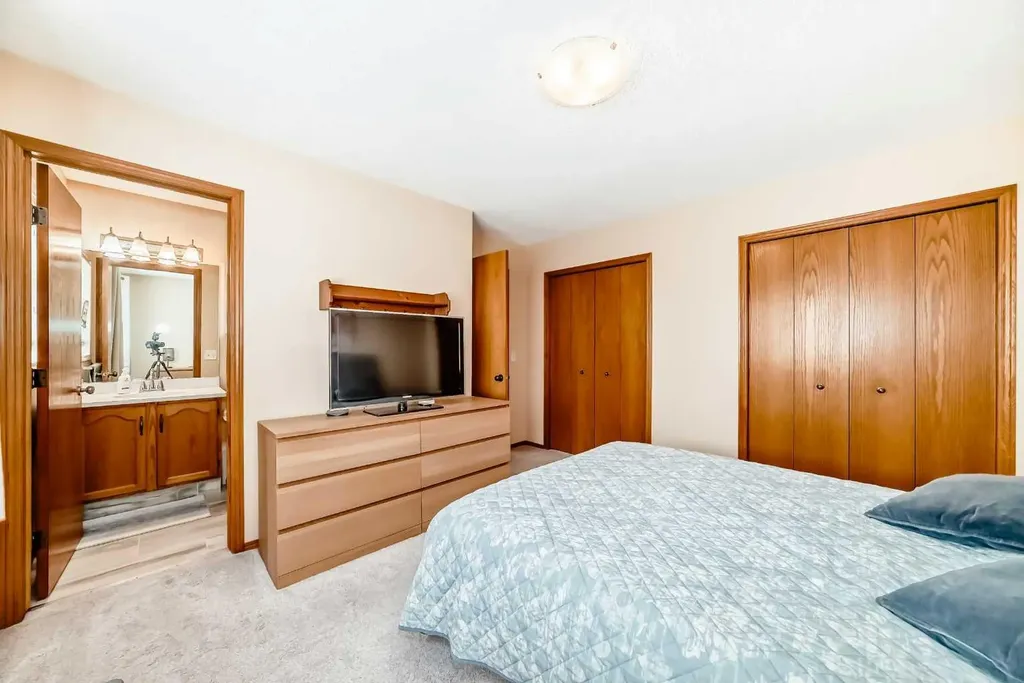 327 Hidden Ranch Circle NW Calgary AB T3A 5R3