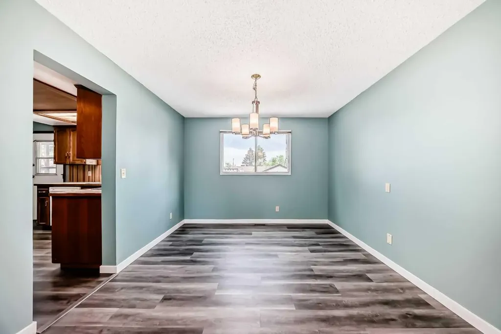 4308 55 Street NE Calgary AB T1Y 4B7