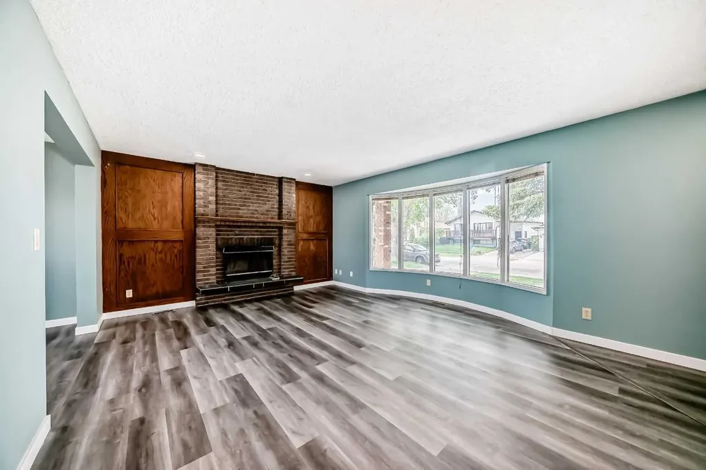 4308 55 Street NE Calgary AB T1Y 4B7