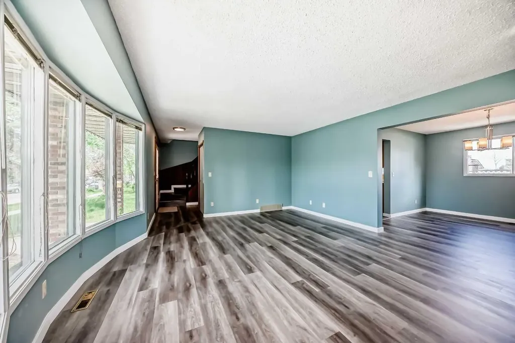 4308 55 Street NE Calgary AB T1Y 4B7