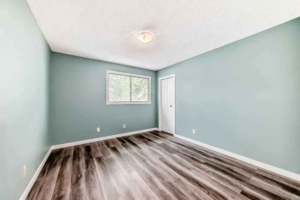 4308 55 Street NE Calgary AB T1Y 4B7