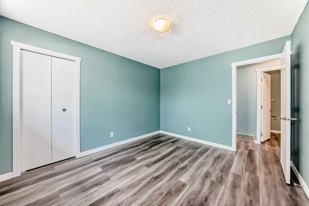 4308 55 Street NE Calgary AB T1Y 4B7