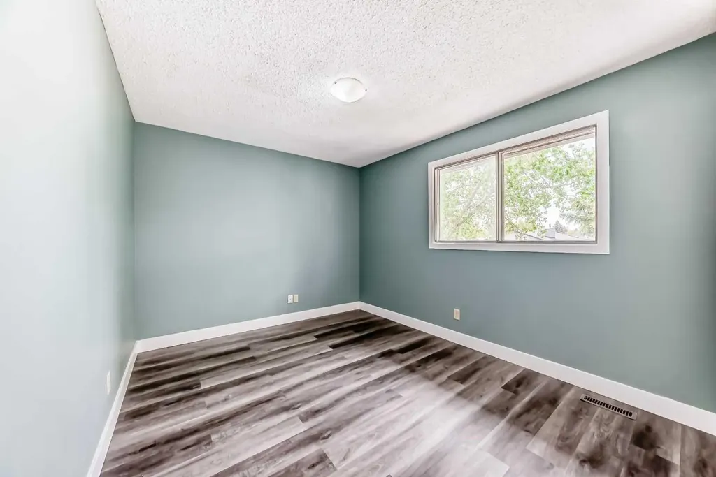 4308 55 Street NE Calgary AB T1Y 4B7