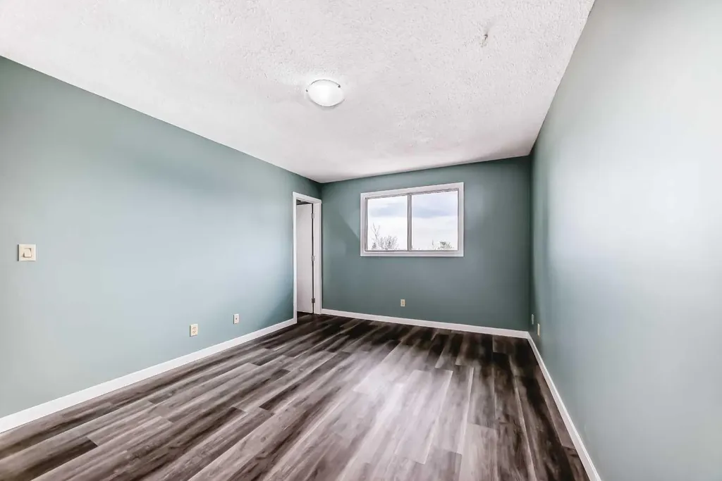 4308 55 Street NE Calgary AB T1Y 4B7