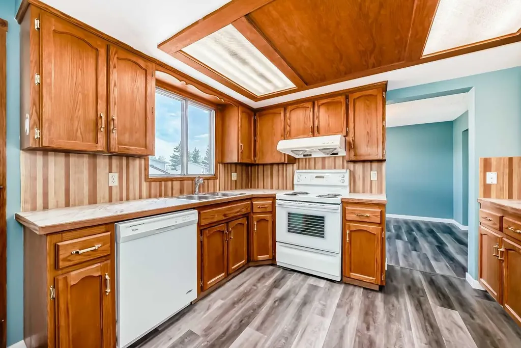 4308 55 Street NE Calgary AB T1Y 4B7