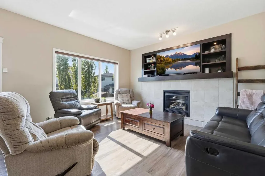 19 Hillcrest Link SW Airdrie AB T4B4B1