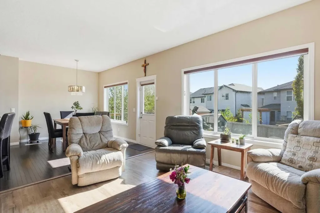 19 Hillcrest Link SW Airdrie AB T4B4B1
