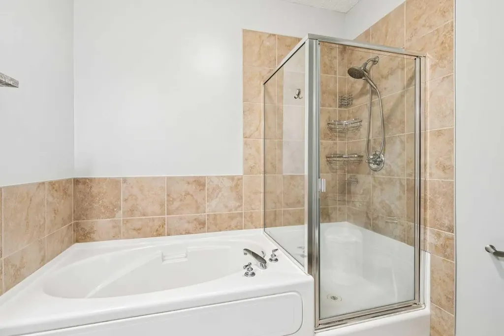 20 Discovery Ridge Close SW Calgary AB T3H5X4