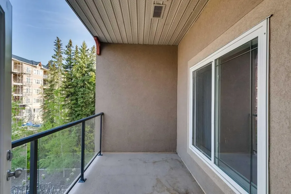 20 Discovery Ridge Close SW Calgary AB T3H5X4