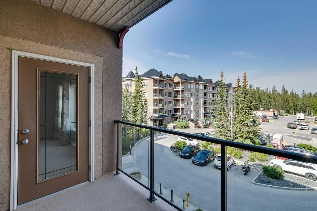 20 Discovery Ridge Close SW Calgary AB T3H5X4