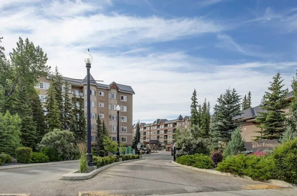 20 Discovery Ridge Close SW Calgary AB T3H5X4