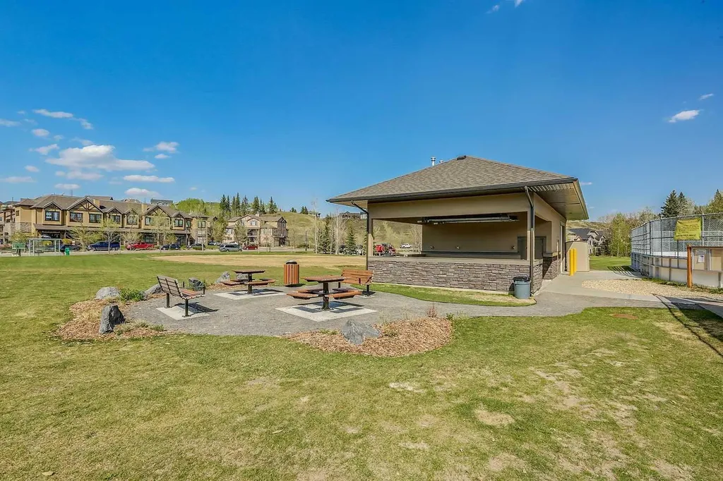 20 Discovery Ridge Close SW Calgary AB T3H5X4