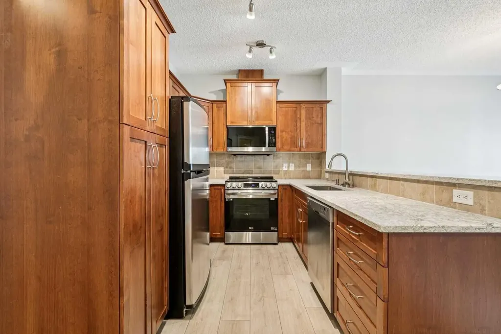 20 Discovery Ridge Close SW Calgary AB T3H5X4
