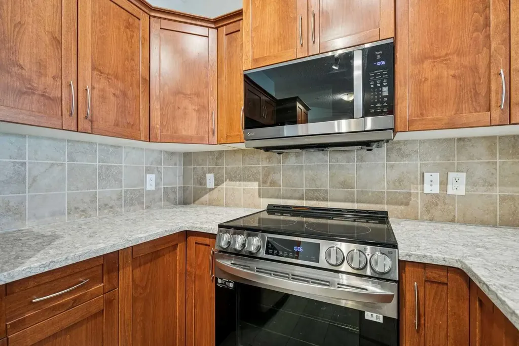 20 Discovery Ridge Close SW Calgary AB T3H5X4
