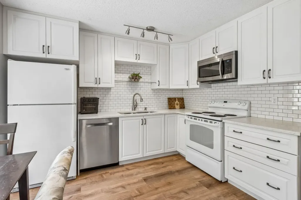 47 Cedargrove Way SW Calgary AB T2W 4V1