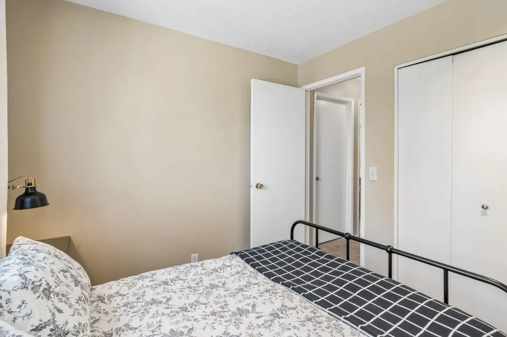 47 Cedargrove Way SW Calgary AB T2W 4V1