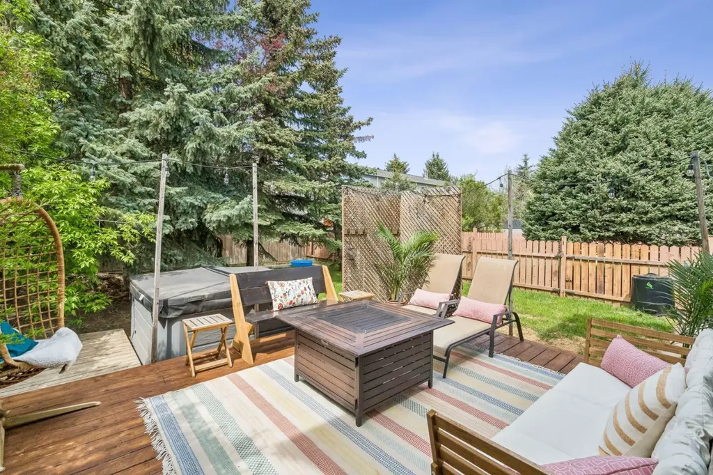 47 Cedargrove Way SW Calgary AB T2W 4V1