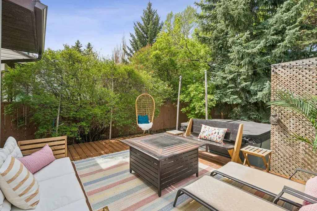 47 Cedargrove Way SW Calgary AB T2W 4V1