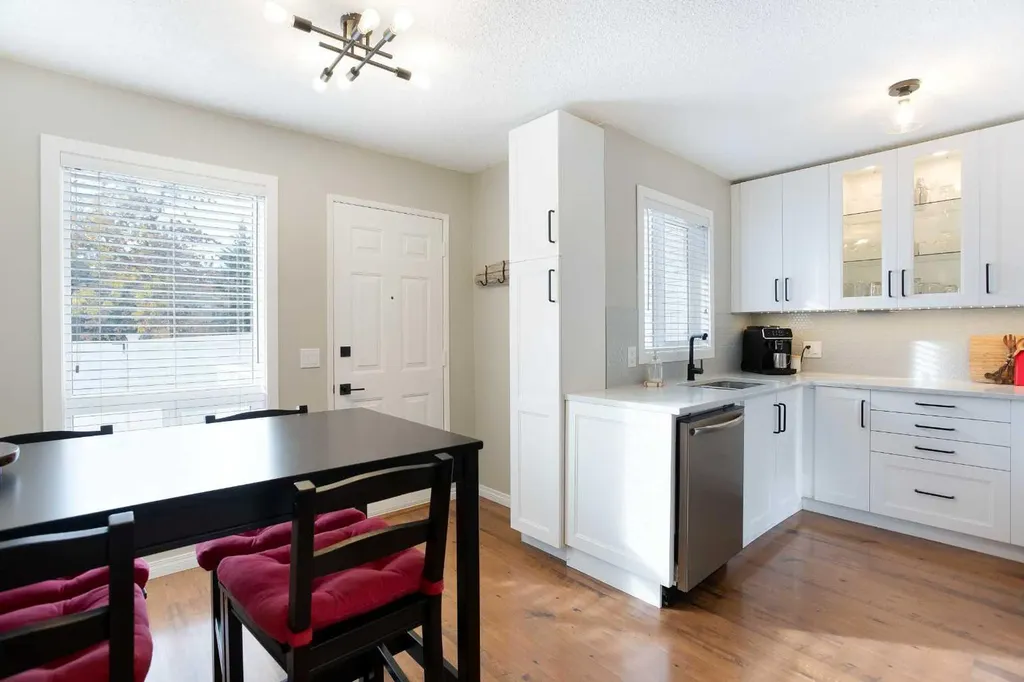 10 Deerfield Green SE Calgary AB T2J7B8