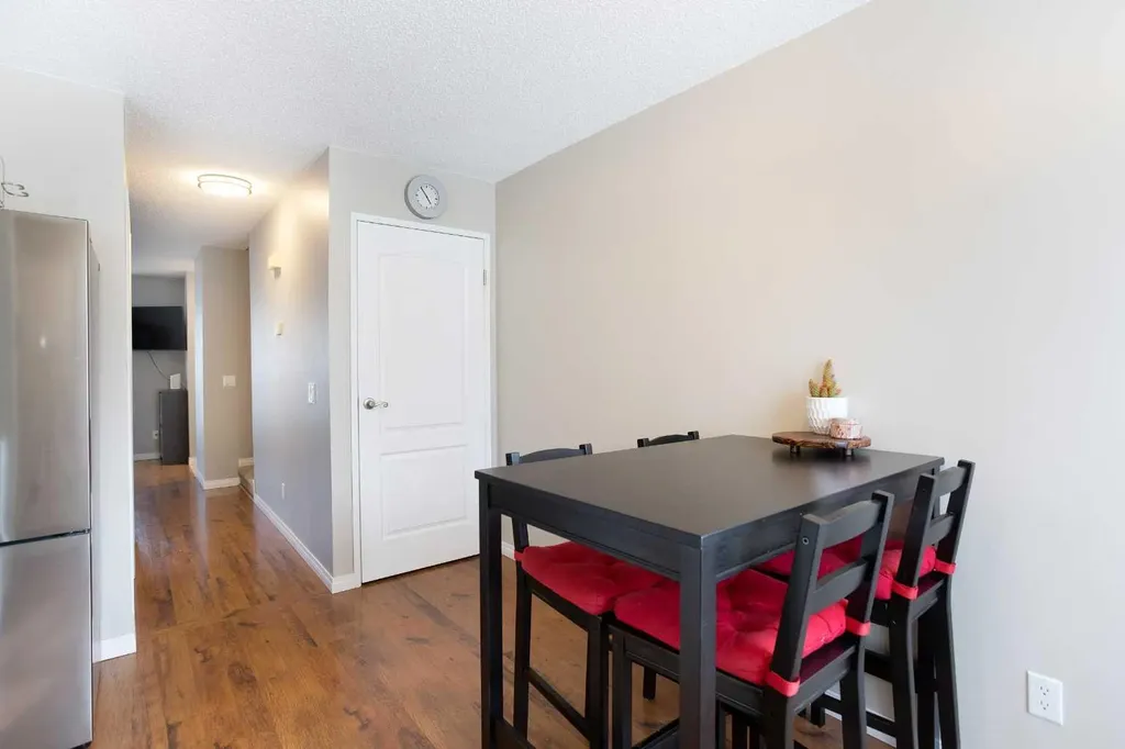 10 Deerfield Green SE Calgary AB T2J7B8
