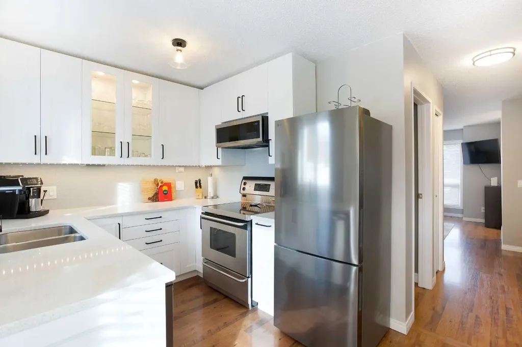 10 Deerfield Green SE Calgary AB T2J7B8