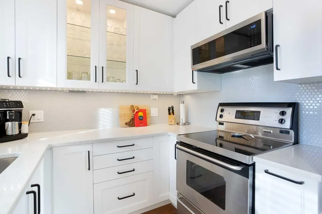10 Deerfield Green SE Calgary AB T2J7B8