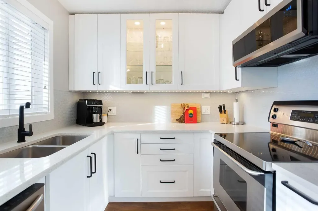10 Deerfield Green SE Calgary AB T2J7B8