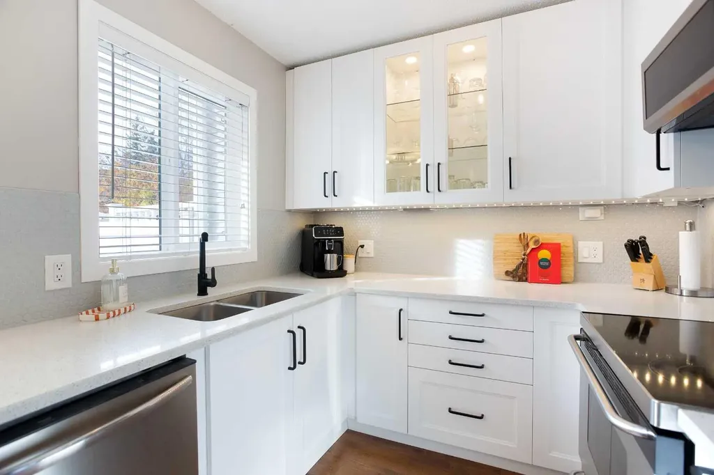 10 Deerfield Green SE Calgary AB T2J7B8