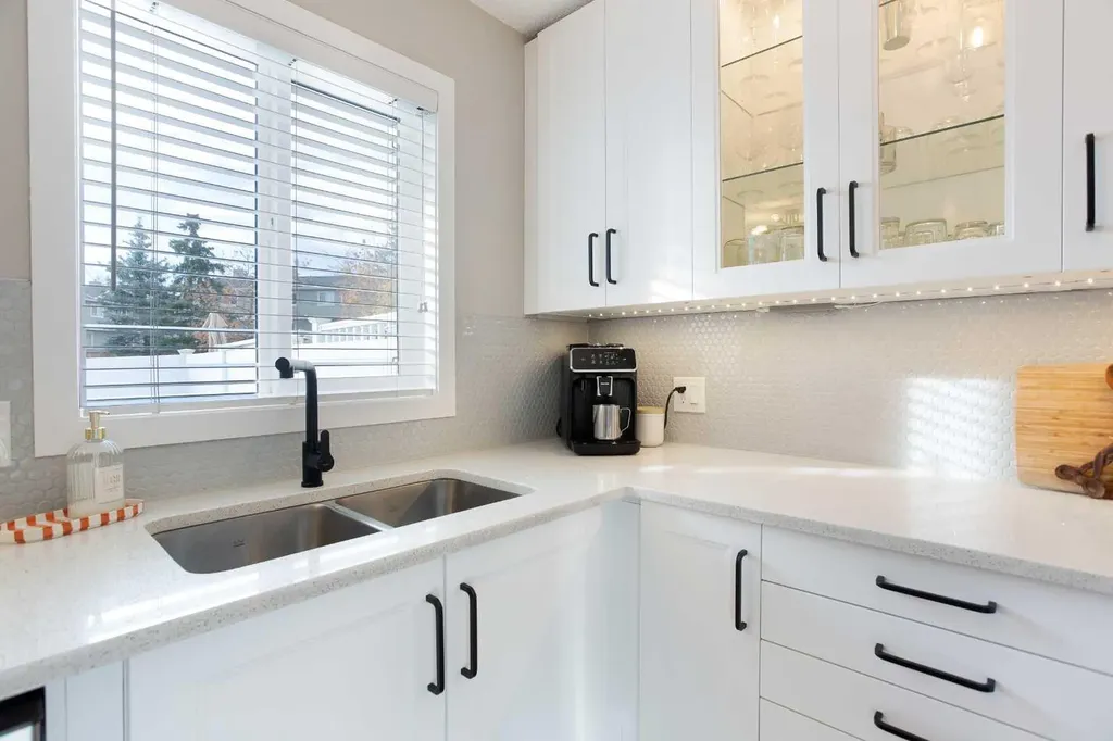 10 Deerfield Green SE Calgary AB T2J7B8